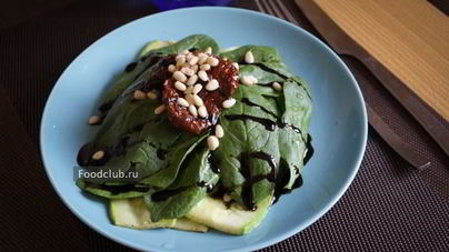 Салат со шпинатом и сливочным сыром