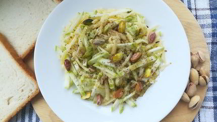 Салат со свежим кабачком, сыром и фисташками