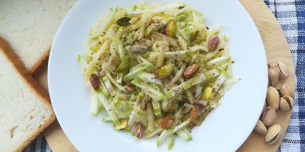 Рецепт салат со свежим кабачком, сыром и фисташками