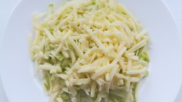 салат со свежим кабачком, сыром и фисташками