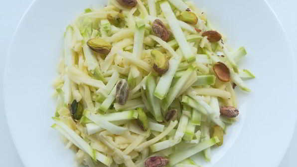 салат со свежим кабачком, сыром и фисташками