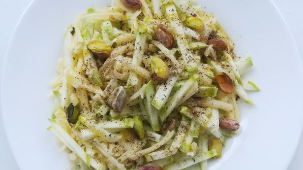 салат со свежим кабачком, сыром и фисташками