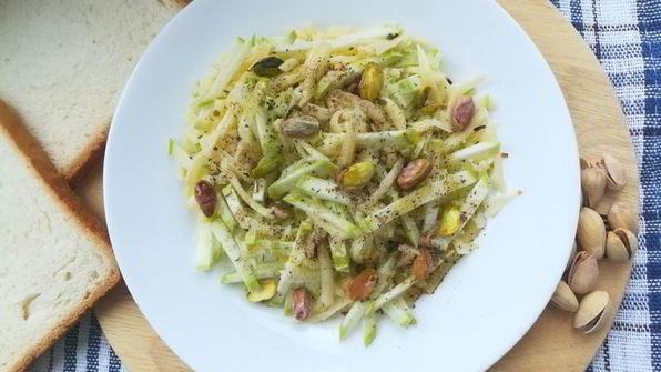 салат со свежим кабачком, сыром и фисташками