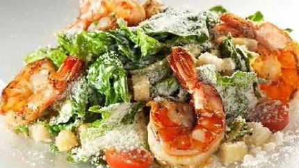 Салат цезарь с креветками