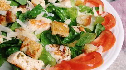 Салат Цезарь с курицей