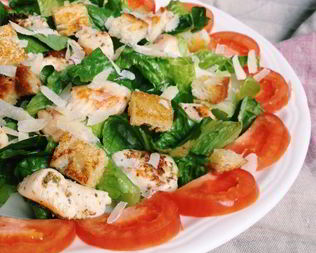 Салат Цезарь с курицей