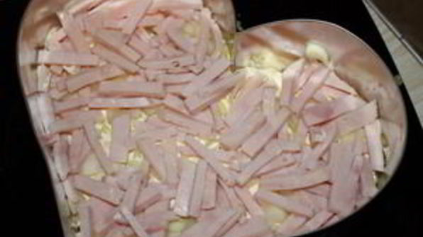 слоеный салат с ветчиной и ананасами