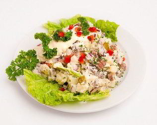 Слоеный салат с яблоками и орехами