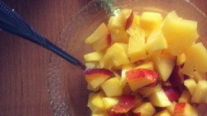 Солнечный фруктовый салат из манго, ананасов и персиков