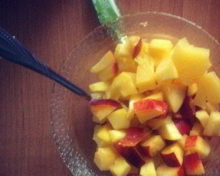 Солнечный фруктовый салат из манго, ананасов и персиков