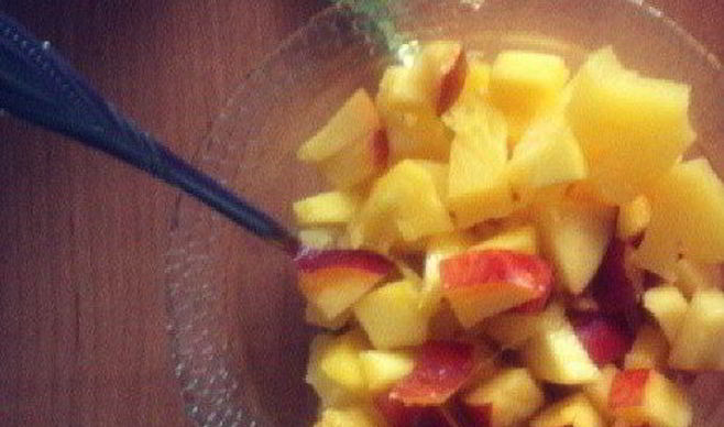 Солнечный фруктовый салат из манго, ананасов и персиков