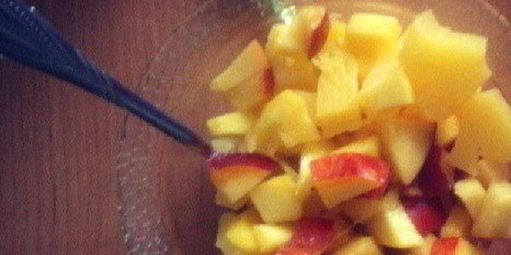 Рецепт солнечный фруктовый салат из манго, ананасов и персиков