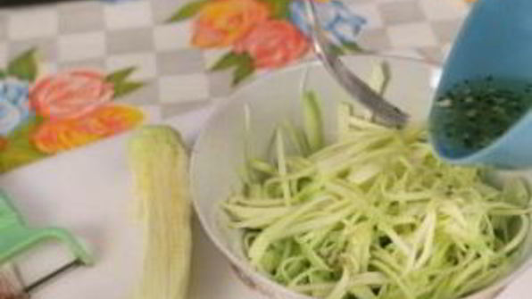 свежий салат из кабачков