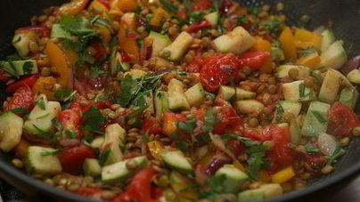 Теплый салат из чечевицы, кабачка и сладкого перца