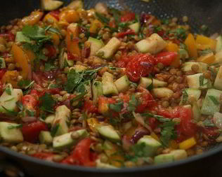 Теплый салат из чечевицы, кабачка и сладкого перца