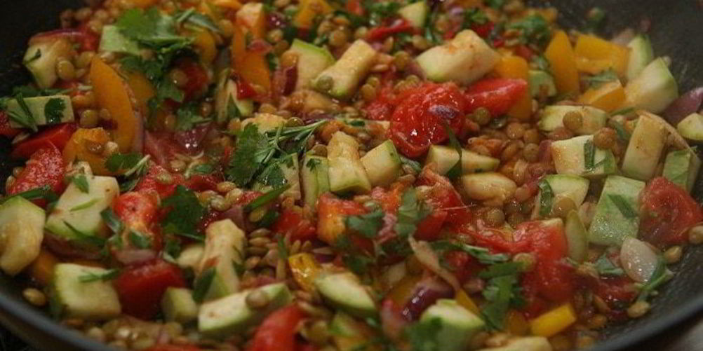 Рецепт теплого салата из чечевицы, кабачка и сладкого перца