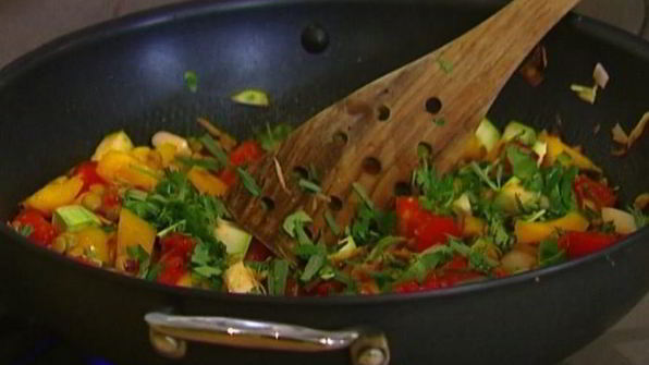 теплый салат из чечевицы, кабачка и сладкого перца