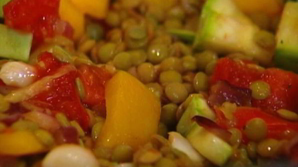 теплый салат из чечевицы, кабачка и сладкого перца