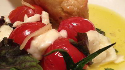 Теплый салат из помидоров с моцареллой и чесноком