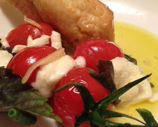 Теплый салат из помидоров с моцареллой и чесноком