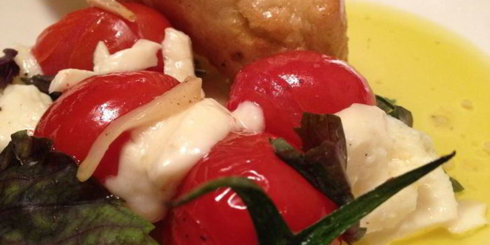 Рецепт теплый салат из помидоров с моцареллой и чесноком