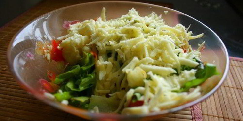 Рецепт теплый салат с подтаявшим сыром сулугуни