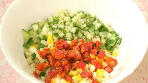 весенний салат с вялеными помидорами