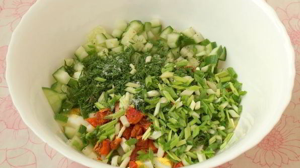 весенний салат с вялеными помидорами