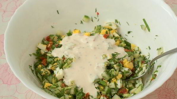 весенний салат с вялеными помидорами