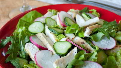 Зеленый салат с индейкой и хрустящими овощами