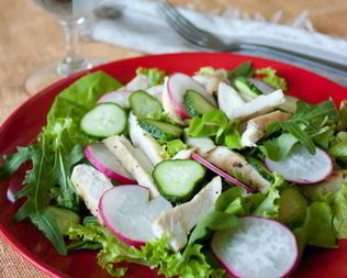 Зеленый салат с индейкой и хрустящими овощами