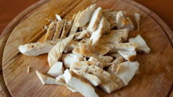 зеленый салат с индейкой и хрустящими овощами