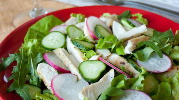 зеленый салат с индейкой и хрустящими овощами