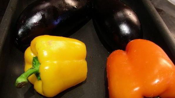 дип из запеченных баклажанов, перцев и кинзы