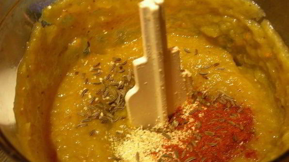 дип из запеченных баклажанов, перцев и кинзы