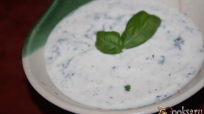Йогуртовый соус с петрушкой, базиликом и прованскими травами