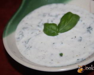 Йогуртовый соус с петрушкой, базиликом и прованскими травами