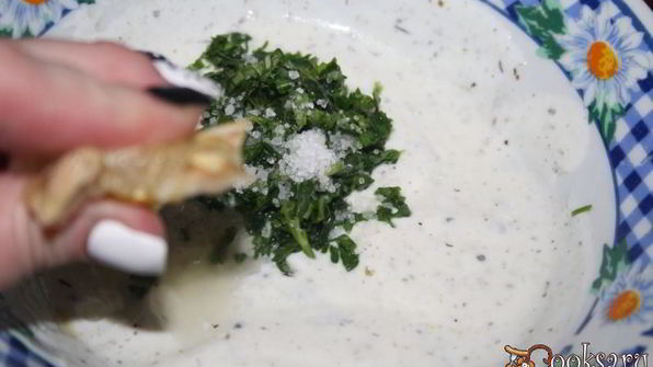 йогуртовый соус с петрушкой, базиликом и прованскими травами