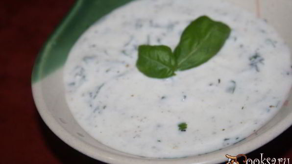 йогуртовый соус с петрушкой, базиликом и прованскими травами