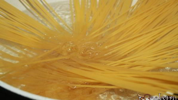 легкий мясной соус с кинзой и болгарским перцем для спагетти в мультиварке