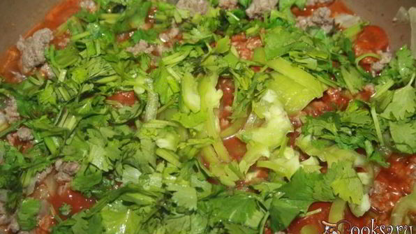 легкий мясной соус с кинзой и болгарским перцем для спагетти в мультиварке