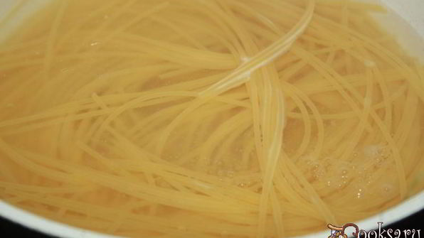 легкий мясной соус с кинзой и болгарским перцем для спагетти в мультиварке