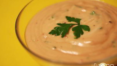 Розовый соус с чесноком и зеленью