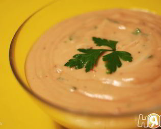 Розовый соус с чесноком и зеленью