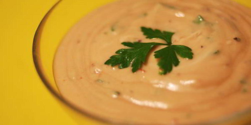 Рецепт розовый соус с чесноком и зеленью