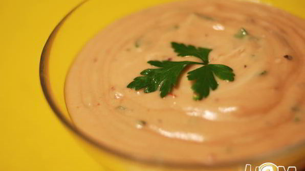 розовый соус с чесноком и зеленью