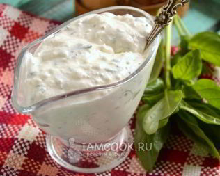 Сметанный соус с брынзой и базиликом