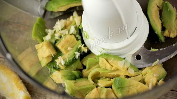 соус из авокадо с чесноком