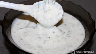 Соус из йогурта с чесноком для мяса и рыбы
