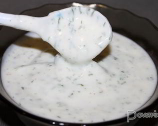 Соус из йогурта с чесноком для мяса и рыбы